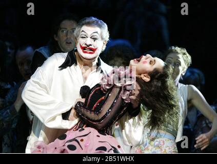 Pagliacci di Ruggero Leoncavallo conduttore: Antonio Pappano produttore: Franco Zeffirelli scena finale - Canio uccide Nedda: Placido Domingo (Canio), Nuccia Focile (Nedda) la Royal Opera, Covent Garden, Londra WC2 10/07/2003 Foto Stock