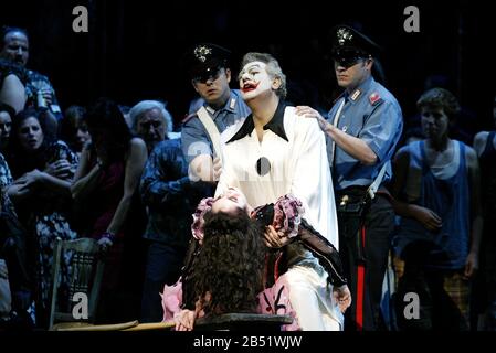 Pagliacci di Ruggero Leoncavallo Direttore: Antonio Pappano produttore: Franco Zeffirelli scena finale - Canio uccide Nedda: Placido Domingo (Canio) la Royal Opera, Covent Garden, Londra WC2 10/07/2003 Foto Stock