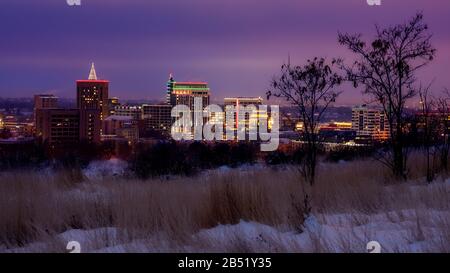 Luce notturna e della città di Boise Idaho in inverno Foto Stock