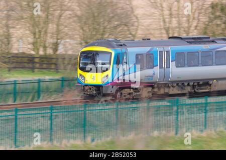 Una Transpennine Express Rail Class 185 a Colton Junction vicino a York. Foto Stock