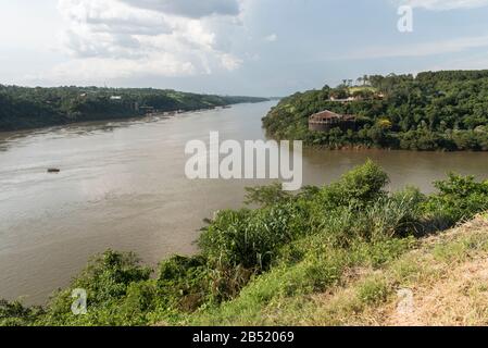 Frontiera tripla, confine internazionale tra Paraguay, Brasile e Argentina; punto geografico dove convergono i fiumi Iguazu e Parana. Vista avanti Foto Stock