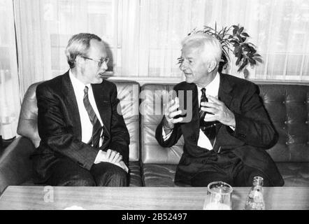 06 settembre 1990, GDR, Berlino: Lothar de Maizière (l), allora Ministro Presidente della RDT, e il Presidente federale Richard von Weizsäcker stanno parlando a margine di una riunione dei Volkskammers. Foto: Soeren Stache/dpa-Zentralbild/ZB Foto Stock