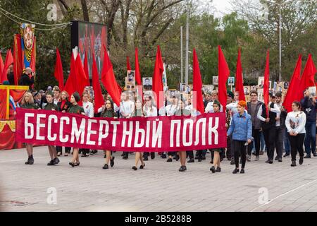 Anapa, Russia - 9 maggio 2019: I giovani portano il segno reggimento immortale e conducono una colonna alla parata del giorno della vittoria il 9 maggio ad Anapa Foto Stock