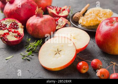 Rosh hashanah - concetto di festa di Capodanno ebraico. Simboli tradizionali: Vaso di miele e mele fresche con melograno e shofar-corno su un backgro nero Foto Stock