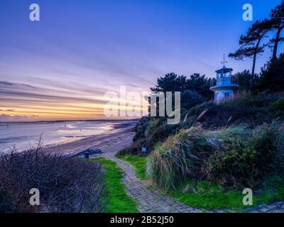 Lepe, Regno Unito - 26 febbraio 2020: Tramonto alla Millenium Light House a Lepe sulle rive del Solent e nel New Forest National Park, Regno Unito Foto Stock