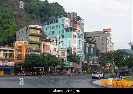 Cat Ba Island, Vietnam 17 ottobre 2019. Hotel e pensioni, la strada principale dell'isola. Vicino al porto di pesca Foto Stock