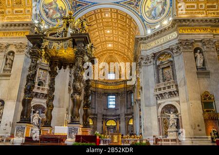 Magnifica vista interna della Basilica di San Pietro nella Città del Vaticano Foto Stock