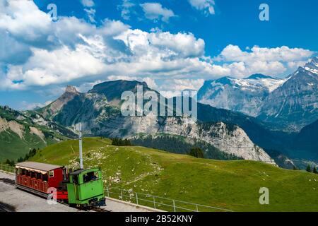 Speciale vecchio motore a vapore parcheggiato a Schynige Platte stazione superiore su una soleggiata giornata estiva con gli spettatori a guardare e a fotografare Foto Stock