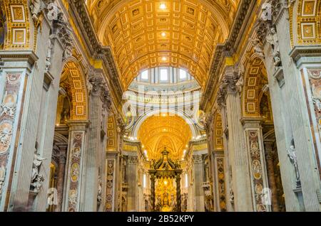 Magnifica vista interna della Basilica di San Pietro nella Città del Vaticano Foto Stock