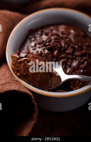 Dessert francese caldo festivo. Pudding al cioccolato in ceramica Bakware con cheery. Vista dall'alto Foto Stock