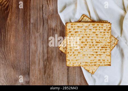 Famiglia ebraica che celebra la pasqua ebraica pane azzimo pane azzimo holiday Foto Stock