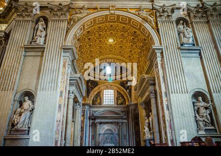 Magnifica vista interna della Basilica di San Pietro nella Città del Vaticano Foto Stock