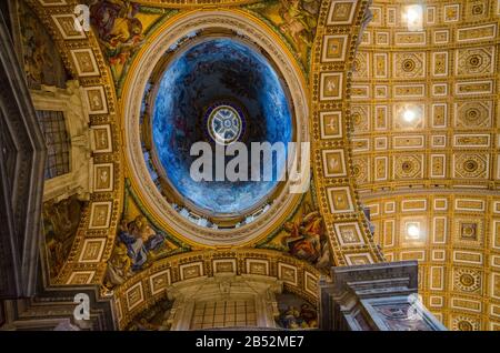 Magnifica vista interna della Basilica di San Pietro nella Città del Vaticano Foto Stock