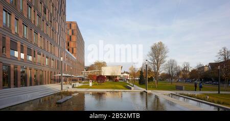 Architettura paesaggistica e caratteristiche dell'acqua. Scuola di finanza e gestione di Francoforte, Francoforte sul principale, Germania. Architetto: Henning Larsen, 2017. Foto Stock