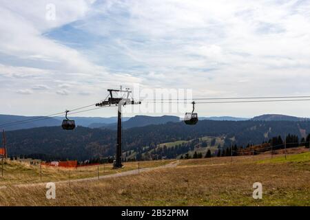 Due gondole della funivia Feldweg, Foresta Nera, Germania Foto Stock