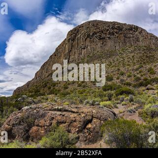 Imponenti prismi basaltici nella collina di la Calle, Patagonia National Park, Argentina Foto Stock