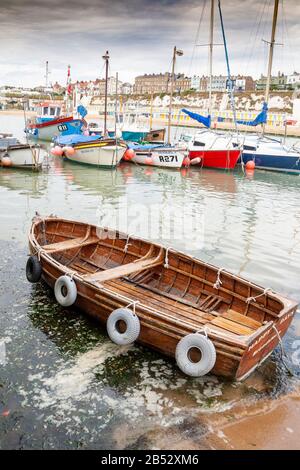 Barca a remi in legno ormeggiata nella baia di viking, Broadstairs, Kent, Inghilterra Foto Stock