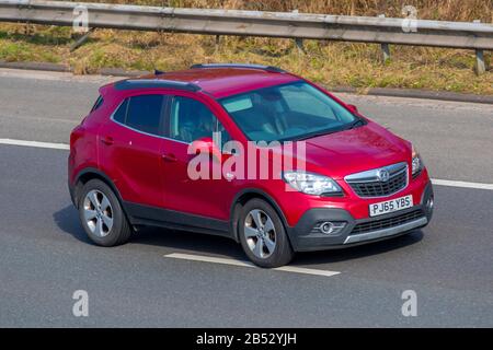 2015 Red Vauxhall Mokka se CDTI Ecoflex S/S; Regno Unito traffico veicolare, trasporto su strada, veicoli moderni, berline, guida su veicoli, strade e motori, automobilismo sull'autostrada M6 Foto Stock