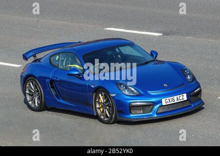 2016 BLU Porsche Cayman GT4; Regno Unito traffico veicolare, trasporto su strada, veicoli moderni, berline, guida su veicoli, strade e motori, automobilismo sull'autostrada M6 Foto Stock