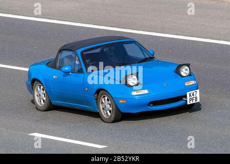 Mazda MX-5 blu anni '1992 90; traffico veicolare nel Regno Unito, trasporto su strada, veicoli moderni, berline, guida di veicoli, strade e motori, autostrada M6 Foto Stock