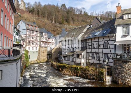 Case a graticcio lungo il fiume rur a Monschau, Eifel Foto Stock