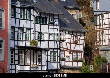 Case a graticcio lungo il fiume rur a Monschau, Eifel Foto Stock