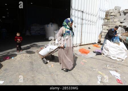 Le donne palestinesi che lavorano in una fabbrica di arachidi, "Pistacchio", domani saranno la Giornata internazionale della donna nella striscia di Gaza, il 7 marzo 2020. Foto Stock