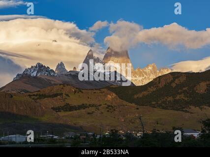 Monte Fitzroy all'alba con la nube eterna che gli ha guadagnato il nome nativo di Chalten, montagna Smoky, Patagonia Argentina Foto Stock