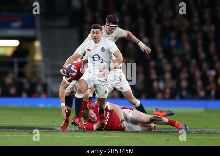 Londra, Regno Unito. 07th Mar, 2020. Ben Youngs d'Inghilterra fa una pausa oltre Rhys Carre del Galles (a terra). Inghilterra / Galles, Guinness sei nazioni 2020 rugby campionato al Twickenham Stadium di Londra il sabato 7th marzo 2020. Si prega di notare che le immagini sono solo per uso editoriale. PIC by Andrew Orchard/Andrew Orchard sports photography /Alamy Live News Credit: Andrew Orchard sports photography/Alamy Live News Foto Stock