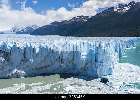 La vasta superficie del ghiacciaio Perito Moreno, grazie alla grande Buenos Aires, Patagonia, Argentina Foto Stock