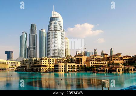 Dubai / Emirati Arabi Uniti - 5 novembre 2019: Souk al Bahar con lungomare e ristoranti mescolati con moderne torri di vetro. Stili vecchi e nuovi. Bella vista di Du Foto Stock