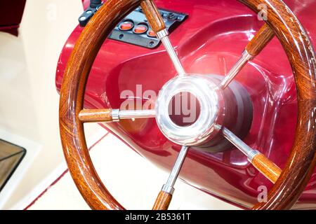 Volante su uno yacht di lusso. Foto Stock