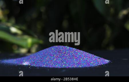 Polvere multicolore su sfondo naturale. Foto Stock