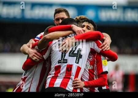 Londra, Regno Unito. 07th Mar, 2020. Josh Dawilva di Brentford festeggia con i compagni di squadra dopo aver segnato il quarto gol della sua squadra durante la partita EFL Skybet, Brentford v Sheffield Mercoledì allo stadio Griffin Park di Londra sabato 7th marzo 2020. Questa immagine può essere utilizzata solo per scopi editoriali. Solo uso editoriale, licenza richiesta per uso commerciale. Nessun utilizzo nelle scommesse, nei giochi o nelle singole pubblicazioni di club/campionato/giocatore. PIC by Tom Smeeth/Andrew Orchard sports photography/Alamy Live News Credit: Andrew Orchard sports photography/Alamy Live News Foto Stock