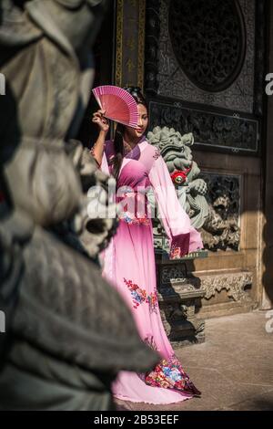 Pellegrini nel tempio Kheng Hock Keong, Yangon, Myanmar, Asia Foto Stock