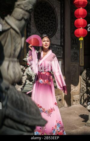 Pellegrini nel tempio Kheng Hock Keong, Yangon, Myanmar, Asia Foto Stock