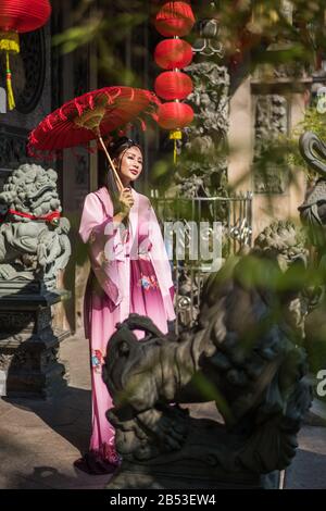 Pellegrini nel tempio Kheng Hock Keong, Yangon, Myanmar, Asia Foto Stock