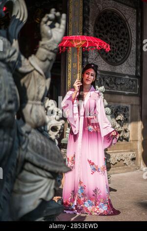 Pellegrini nel tempio Kheng Hock Keong, Yangon, Myanmar, Asia Foto Stock