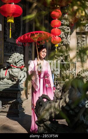 Pellegrini nel tempio Kheng Hock Keong, Yangon, Myanmar, Asia Foto Stock