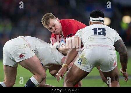 07 marzo 2020, Gran Bretagna, Londra: Nick Tompkins (Galles, 13) è fermato da Owen Farrell (Inghilterra, 12, sinistra) e Manu Tuilagi (Inghilterra, 13). Quarto giorno di incontro del torneo di rugby Guinness Six Nations 2020; Inghilterra - Galles il 07.03.2020 a Londra Foto: Jürgen Kessler/dpa Foto Stock