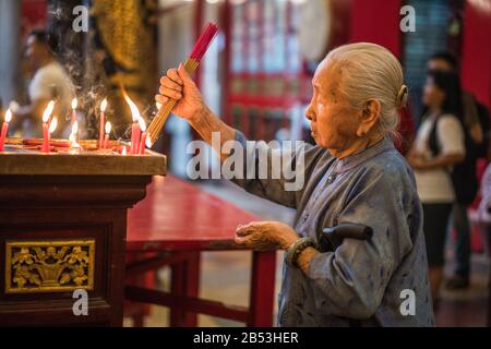 Pellegrini nel tempio Kheng Hock Keong, Yangon, Myanmar, Asia Foto Stock