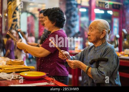 Pellegrini nel tempio Kheng Hock Keong, Yangon, Myanmar, Asia Foto Stock