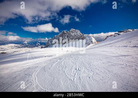 Il panorama invernale innevato delle Alpi Dachstein, Austria. Foto Stock