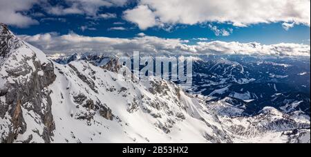 Il panorama invernale innevato delle Alpi Dachstein, Austria. Foto Stock