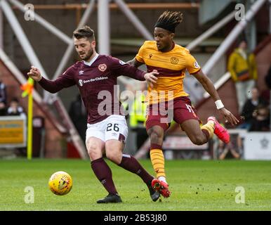 Edimburgo, Scozia, Regno Unito. 07th Mar, 2020. Ladbrokes Scottish Premiership - Cuore Di Midlothian V Motherwell. Tynecastle Park, Edimburgo, Midlothian, Regno Unito. 07th Mar, 2020. PIC shows: HeartsÕ Canadian Right-Back, Craig Halkett, tiene fuori Motherwell giamaicano avanti, Rolando Aarons, come Cuori ospita Motherwell nella Ladbrokes Scottish Premiership, Tynecastle Park, Edimburgo. Merito: Ian Jacobs/Alamy Live News Foto Stock