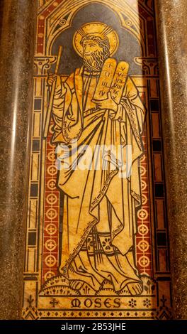 Pannello decorativo che mostra la figura biblica di Mosè nella Cappella di St Mary Undercroft nel Palazzo di Westminster, Londra, Inghilterra Foto Stock