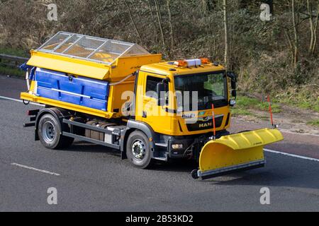 spanditori di sale con capacità 9m3 con spazzaneve e veicoli per la manutenzione invernale su strada con telaio Man; operatori di veicoli con lama in polietilene stampata e-Plough e CE-Ploughs con montaggio DIN. Gritter per neve a lama diritta per impieghi pesanti sull'autostrada M61, Regno Unito Foto Stock