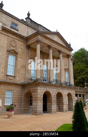 La facciata principale del Museo Holburne, che sorge all'estremità orientale di Great Pulteney Street, Bath, Somerset Foto Stock