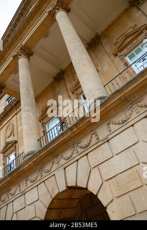 La facciata principale del Museo Holburne, che sorge all'estremità orientale di Great Pulteney Street, Bath, Somerset Foto Stock