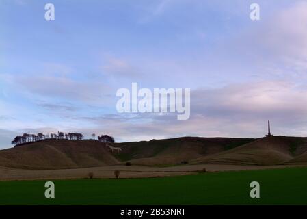 White Horse Hill carving e Lansdowne Monument a Cherhill, Wiltshire, Regno Unito Foto Stock